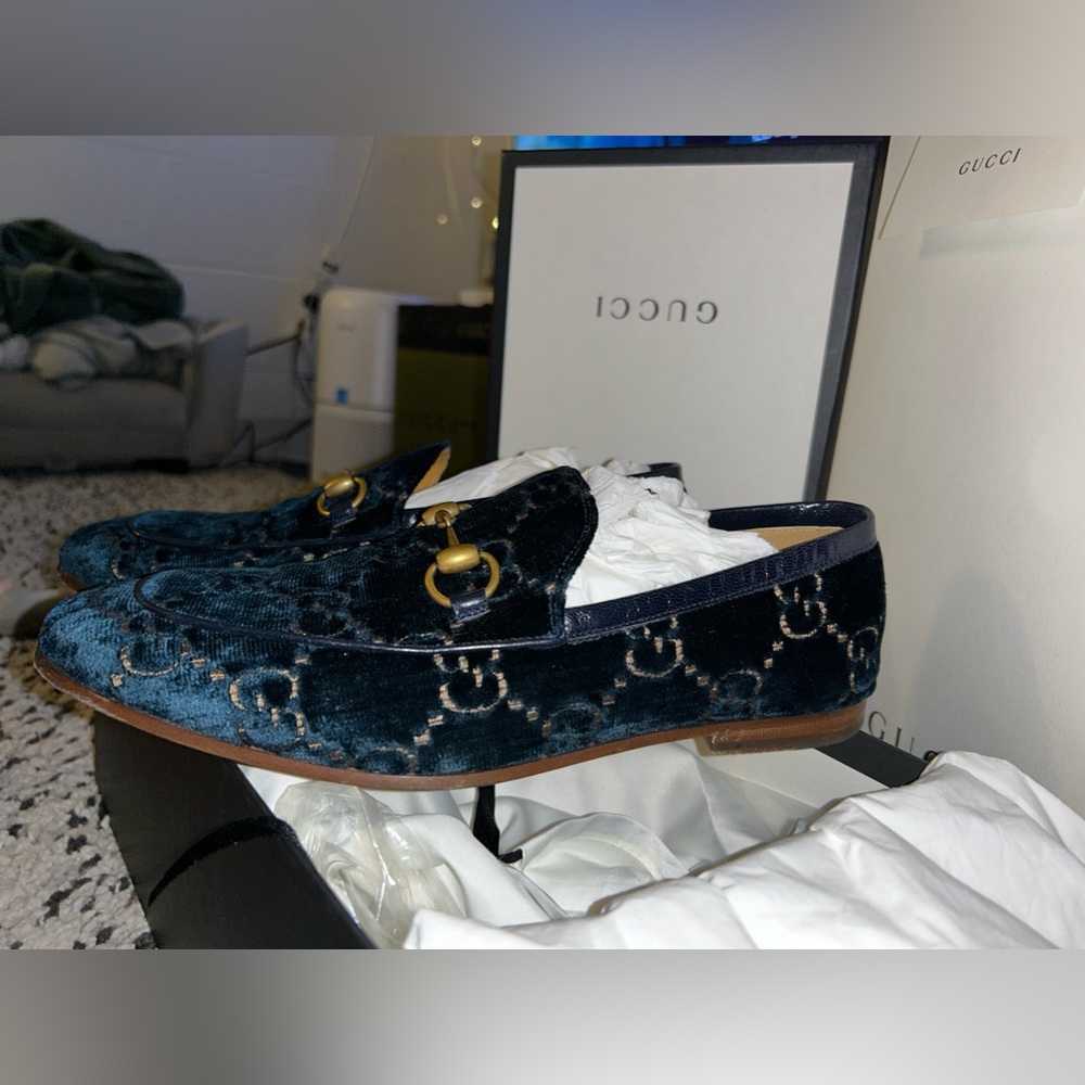 They look like new, they have only been used once, they are navy blue with gold.